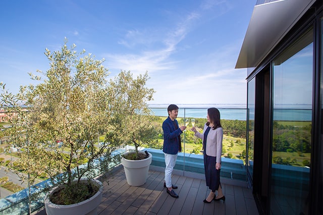 在套房露臺上休息，欣賞東京灣地區的美景