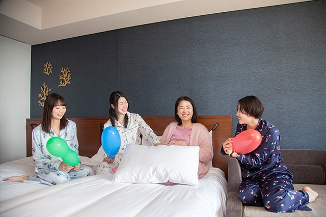 換上睡衣，欣賞令人難忘的影片和照片