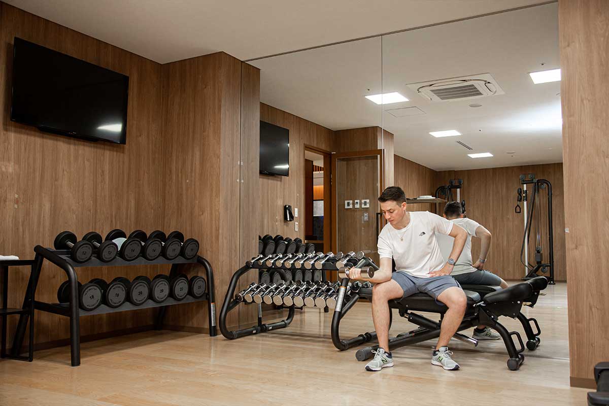 在健身中心鍛煉