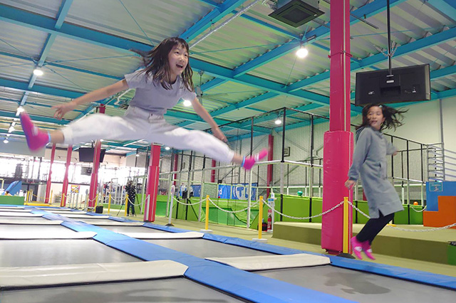 在蹦床上玩蹦床