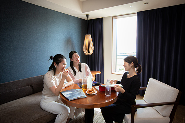 在房間裡暢談對音樂劇的感想