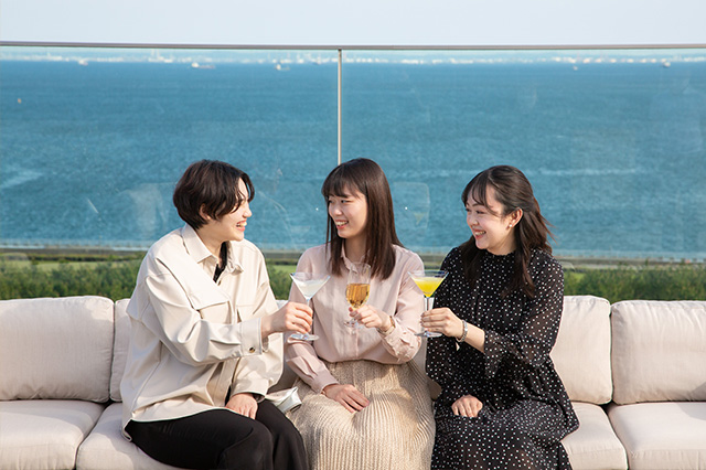 在屋頂酒吧幹杯