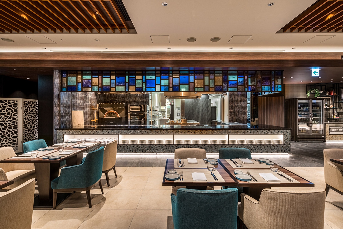 在酒店內的餐廳吃晚飯