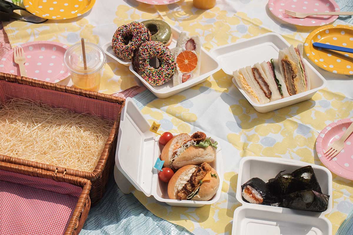 在花園市場買三明治，在公園吃早飯